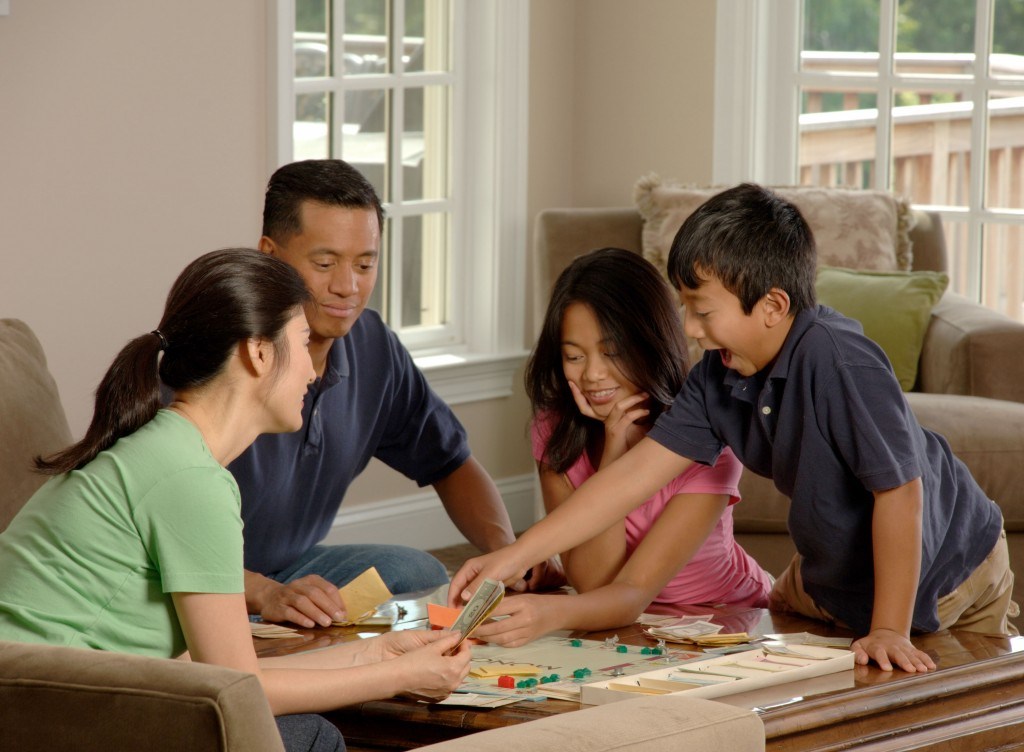 Family_playing_a_board_game_(3)