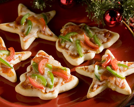 christmas-party-appetizers-mini-pizzas-cookie-cutters-ideas