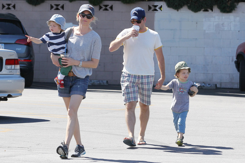 124526, EXCLUSIVE: Elizabeth Banks seen doing some shopping with her husband Max Handelman and children Magnus and Felix in Los Angeles. Los Angeles, California - Saturday August 16, 2014. Photograph: Sam Sharma, Â© PacificCoastNews. Los Angeles Office: +1 310.822.0419 London Office: +44 208.090.4079 sales@pacificcoastnews.com FEE MUST BE AGREED PRIOR TO USAGE