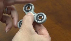 fidget spinner spinning three prong