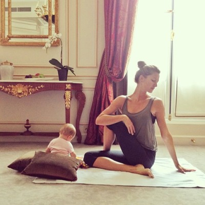 gisele-bundchen-vivian-yoga-instagram